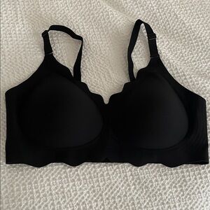 Seamless Scallop-Edge Black T-Shirt Bra